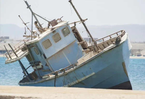 Old abandoned fishing boat wreck — Stock Photo, Image