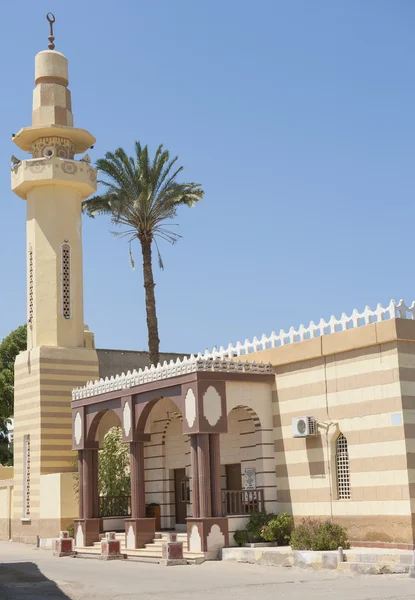 Antigo edifício mesquita egípcia com minarete — Fotografia de Stock