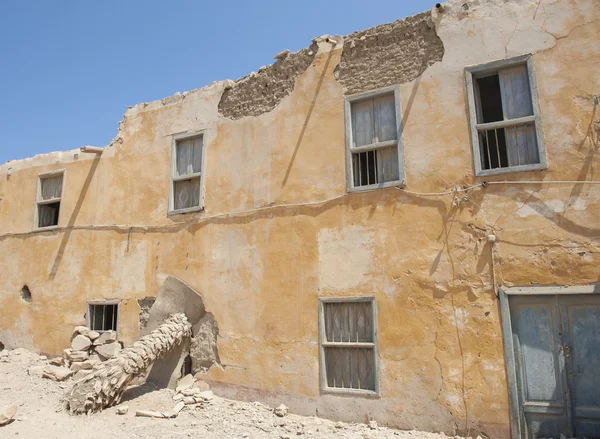 Gammal övergiven byggnad i egyptisk stad — Stockfoto