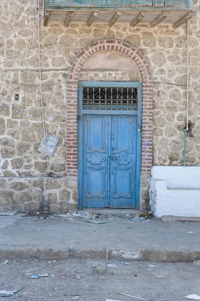 Oude deuropening in verlaten Egyptische huis — Stockfoto