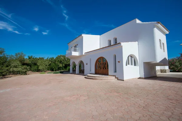 Lüks villa, özel bahçesi olan tropikal bir tatil köyünün dış görünüşünü gösteriyor.