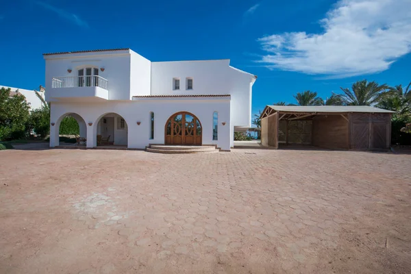 Lüks Villa Özel Bahçe Palmiye Ağaçları Ile Pagoda Garaj Ile — Stok fotoğraf