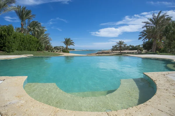 豪华别墅秀家在热带夏季假日度假村有游泳池和海景 — 图库照片
