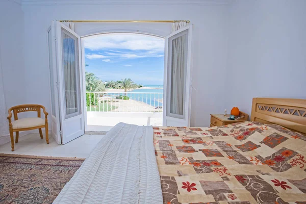 Lüks Tasarım Dekor Dekorasyon Yatak Odası Mobilya Deniz Görünümü Penceresi — Stok fotoğraf