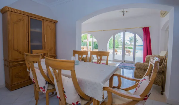 豪華なヴィラのダイニングルームエリアは インテリアデザインの装飾家具や熱帯の海の景色を示す家を示しています — ストック写真