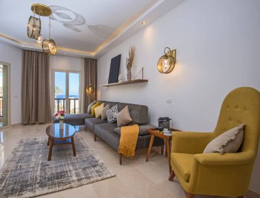 Lüks apartmandaki oturma odası salonu balkon terası döşenmiş iç dizayn dekorasyonunu gösteriyor.