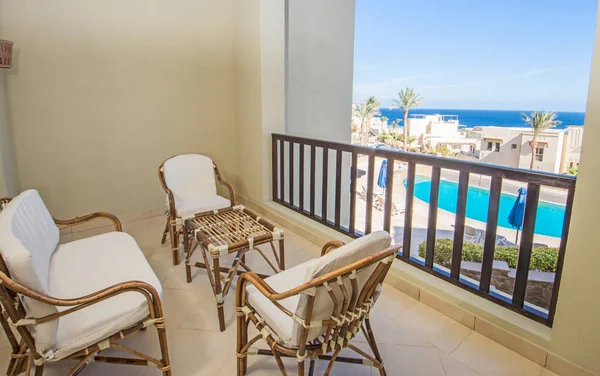 热带旅游胜地豪华公寓的露台家具 从阳台上可以看到家具和海景 — 图库照片