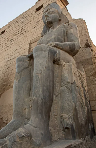 Grande Estátua Sentada Ramsés Antigo Templo Luxor Egípcio Egito — Fotografia de Stock