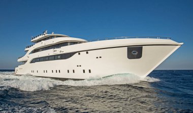 Büyük, lüks, özel bir yat tropikal denizde dalgalı bir şekilde yol alıyor.