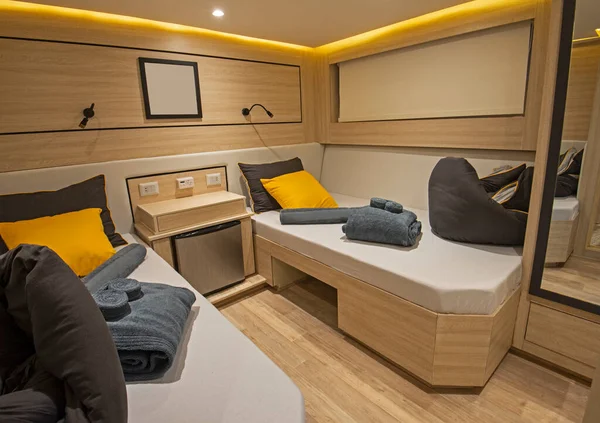 Intérieur Chambre Cabine Sur Yacht Voile Luxe Avec Lits Jumeaux — Photo