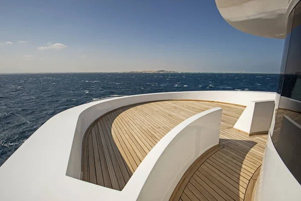 View Teak Bow Deck Large Luxury Motor Yacht Tropical Sea — Stock Photo, Image