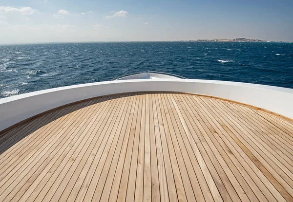 Teak Bow Deck Large Luxury Motor Yacht Out Sea Tropical — Foto Stock