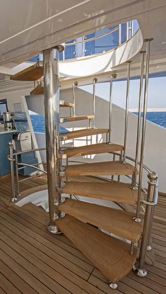 Scala Chiocciola Curva Legno Sulla Zona Prendisole Del Grande Yacht — Foto Stock