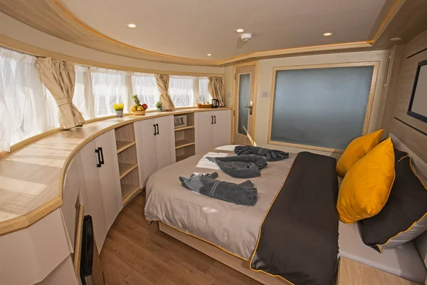 Interieur Van Grote Suite Cabine Slaapkamer Luxe Zeiljacht Met Tweepersoonsbed — Stockfoto