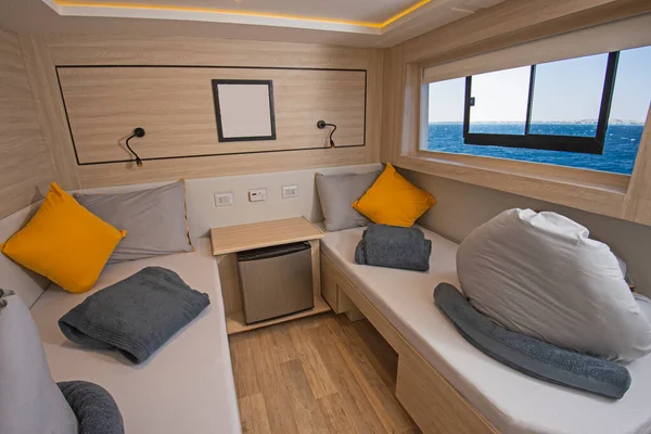 海の景色を望む豪華なセーリングヨットのツイン外キャビンベッドルームのインテリア — ストック写真