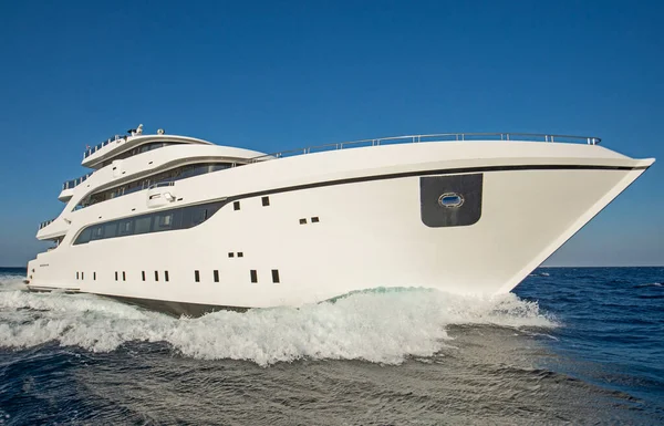 Duży Luksusowy Prywatny Jacht Motorowy Trakcie Żeglowania Tropikalnym Morzu Fali — Zdjęcie stockowe
