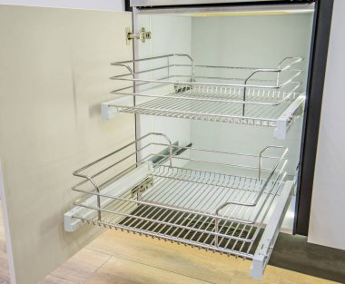 Raf ile sürgülü metal dolap çekim detay gösteren lüks daire mutfak iç tasarım dekor