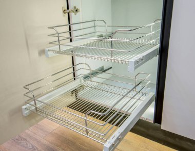 Raf ile sürgülü metal dolap çekim detay gösteren lüks daire mutfak iç tasarım dekor