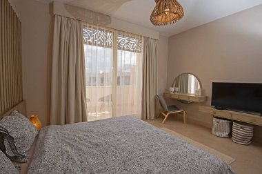 Lüks mobilyaların iç tasarım dekorasyonu ev odası mobilyaları ve açık balkon alanı olan çift kişilik yatakları gösteriyor.