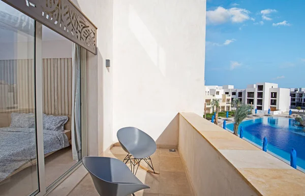 Lüks Mobilyaların Tasarım Dekorasyonu Yatak Odasını Gösteriyor Açık Balkon Balkon — Stok fotoğraf