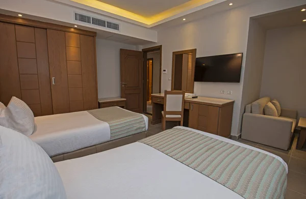 モダンなインテリアデザインの家具付きの豪華なホテルの部屋のスイートのツインベッド — ストック写真