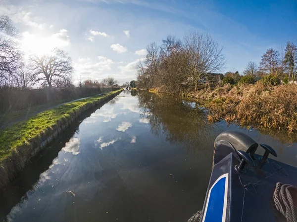 Blick Vom Bug Eines Schmalbootes Auf Die Ländliche Landschaft Englands — Stockfoto