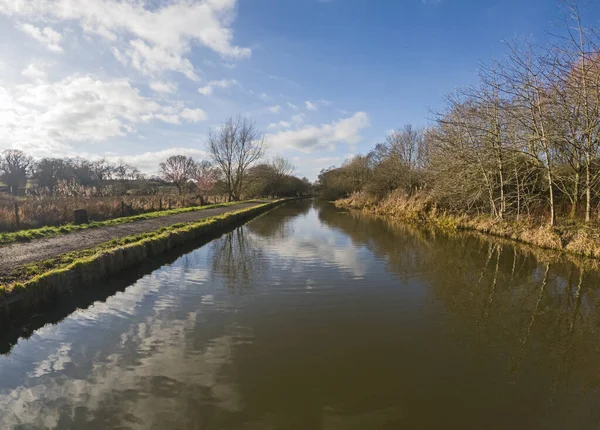 Widok Angielskie Krajobrazy Wiejskie Brytyjskim Kanale Wodnym Zachmurzonym Błękitnym Niebem — Zdjęcie stockowe