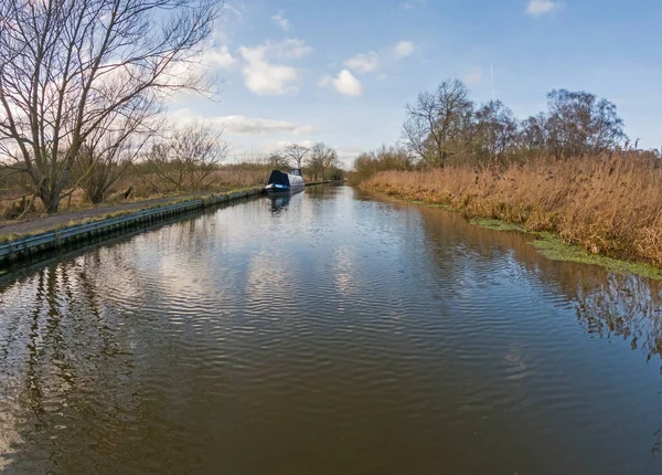 英国の田園風景の中に浮かぶ 曇り空の英国の水路の運河に浮かぶ狭いボート — ストック写真