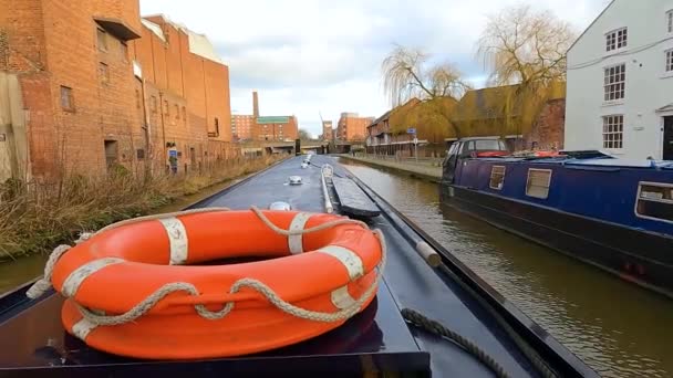 ウォーターフロントと英国の運河で英語の都市景観を旅する狭い船からの眺め — ストック動画