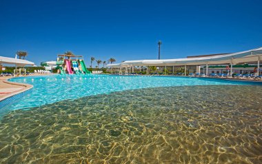 Büyük yüzme havuzu Aquapark su ile lüks tropikal hotel resort adlı slaytlar