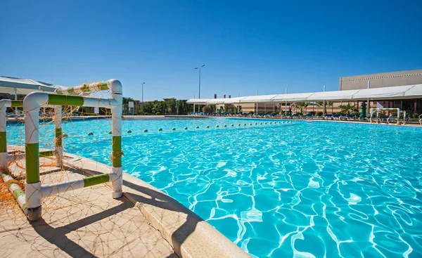 Grande Piscina Com Objetivos Pólo Aquático Resort Hotel Tropical Luxo — Fotografia de Stock