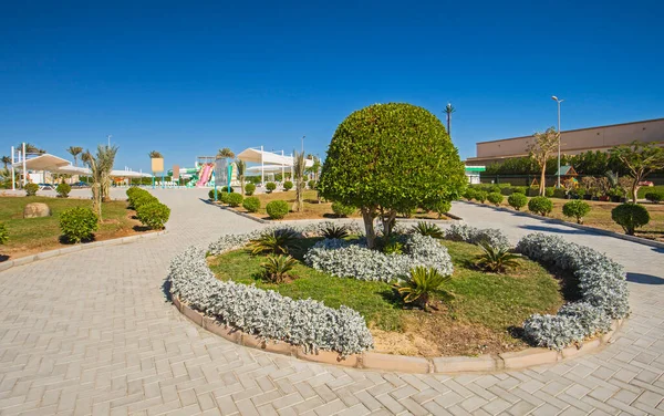 Lüks tropikal otel resort gerekçesiyle resmi peyzajlı bahçeler