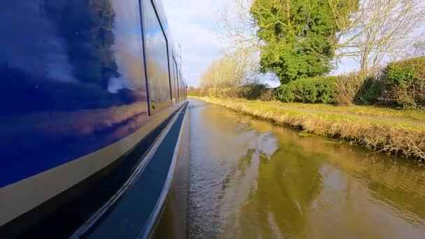 イギリスの水路で英語の田園風景の中を旅する狭いボートからの眺め — ストック動画