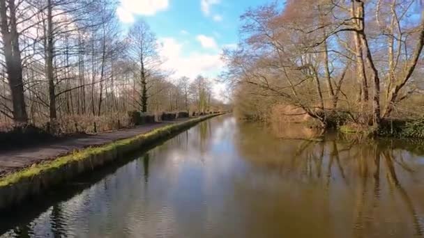 Travelling English Rural Countryside Scenery British Waterway Canal Cloudy Blue — Stock Video