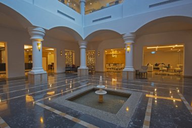 Bir lüks otel resort lobi Resepsiyon alanı oturma ve sütunları iç tasarım