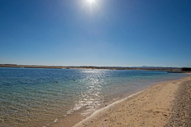 Tropikal lüks otellerde güneşli kumlu bir plajın manzara manzarası