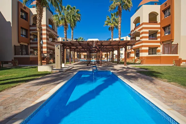 Piscina Com Edifícios Resort Hotel Tropical Luxo Contra Fundo Azul — Fotografia de Stock