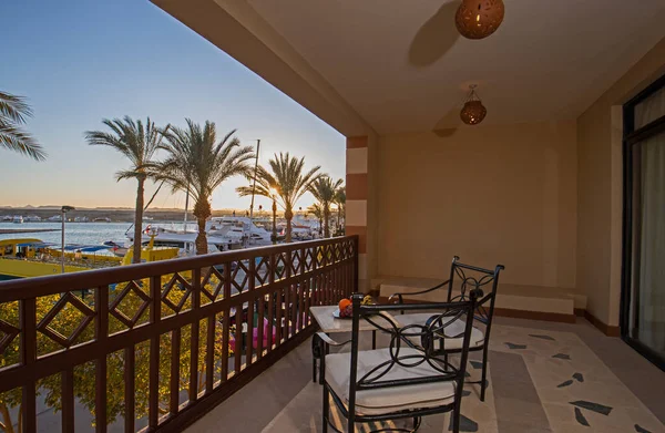 热带旅游胜地豪华公寓的露台家具 从阳台上可以看到家具和码头景观 — 图库照片