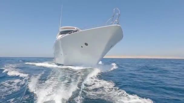 Stor Lyx Privat Motor Yacht Pågår Segling Tropiska Havet Med — Stockvideo