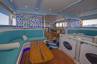 Büyük lüks bir yatta salon dekorasyonu için iç tasarım.