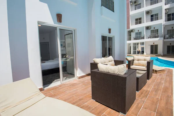 プールビューで熱帯リゾートの豪華な休日のアパートで屋外テラスパティオの家具 — ストック写真