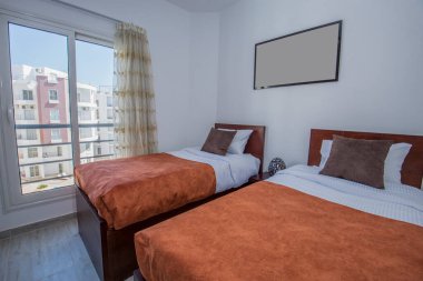 Lüks mobilyaların iç dizayn dekorasyonu. Mobilyalar ve çift kişilik yataklar.