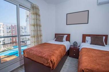 Lüks mobilyaların iç dizayn dekorasyonu. Mobilyalar ve çift kişilik yataklar.