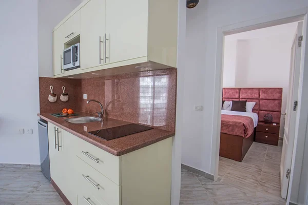 Lüks Apartmandaki Mutfak Dairesi Yatak Odasıyla Döşenmiş Tasarım Dekorasyonunu Gösteriyor — Stok fotoğraf