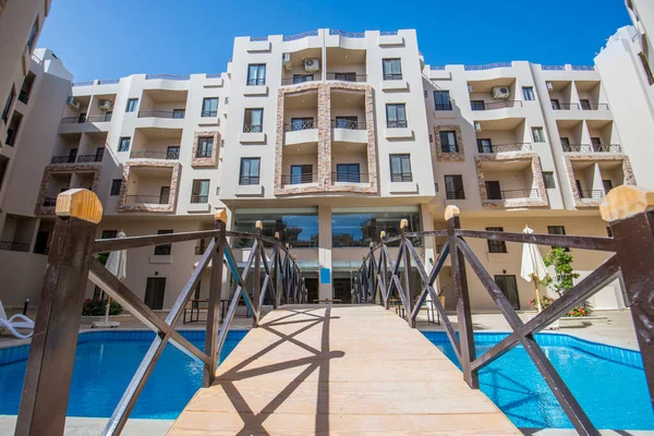 Groot Zwembad Met Houten Brug Een Luxe Tropisch Appartementencomplex Resort — Stockfoto
