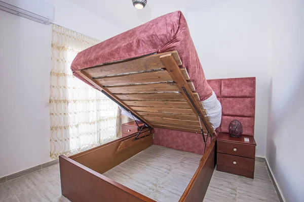 家具やベッドストレージの下でダブルベッドを示す豪華なショーの家のベッドルームのインテリアデザインの装飾家具 — ストック写真