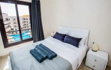 Lüks mobilyaların iç dizayn dekorasyonu ev odası mobilyaları ve yüzme havuzu manzaralı çift kişilik yatakları gösteriyor.