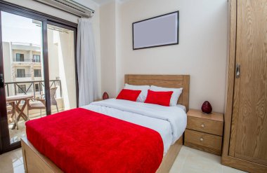 Lüks mobilyaların iç dizayn dekorasyonu, ev odası, mobilyalar ve balkon terası olan çift kişilik yataklar.