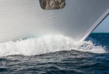 Tropikal denizde büyük lüks bir yatın pruva dalgasıyla yaklaş.