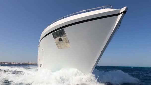 Luxe Privé Motorjacht Onderweg Tropische Zee Met Boeggolf — Stockvideo